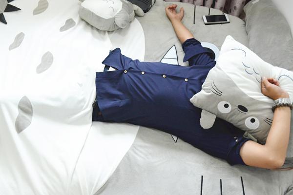 建议久坐的人学做一个动作 缓解腰背不适