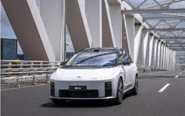 理想闭门会承认低估小米 造车逻辑正在被彻底改写