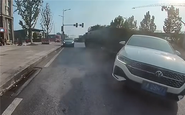 重慶一車輛違規(guī)掉頭撞上裝甲車 維修費誰來付？