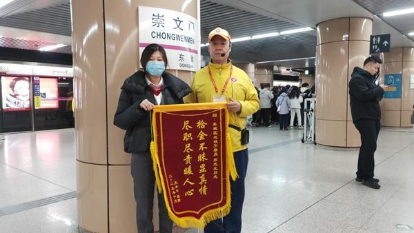 用圍巾擦地女子收到新圍巾 善行溫暖全城