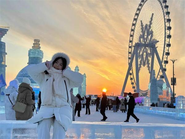 哈爾濱中央大街開始供暖了 暖爐點亮冬日溫情