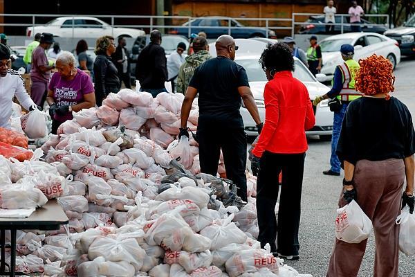 当美国人被一条“斩杀线”击中 14万美元贫困线的警示