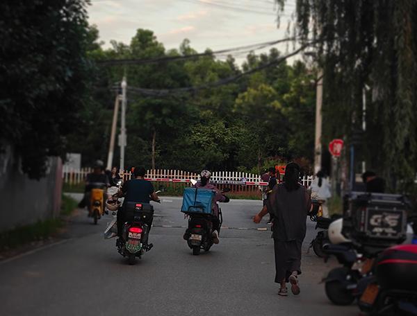 女孩送外卖一年存下5万 用笔划开被遮蔽的真相