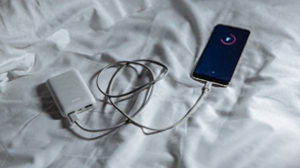 手机充到100%就拔?维修师傅说:错了!这样充才让电池用3年