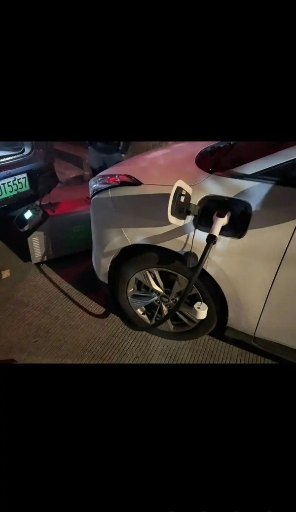 女子称新买的『新能源』车续航严重虚标 450公里续航仅跑70公里