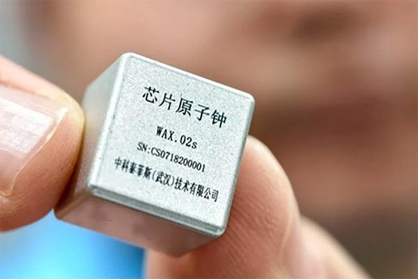 中国开发出世界最小芯片原子钟