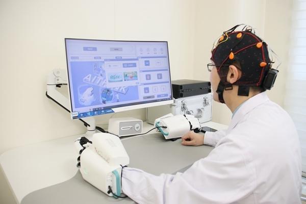 脑机接口门诊的一个下午！偏瘫病人用意念驱动机械臂