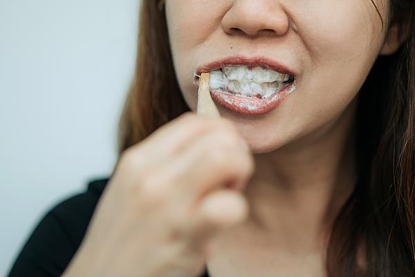 不刷牙睡觉vs不刷牙吃早餐哪个更伤身 睡前刷牙价值千金