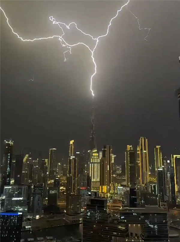 世界第一高楼被闪电击中 哈利法塔防雷系统显神威