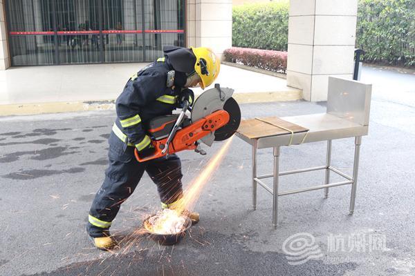 消防实验：切割火星真的会“秒燃”