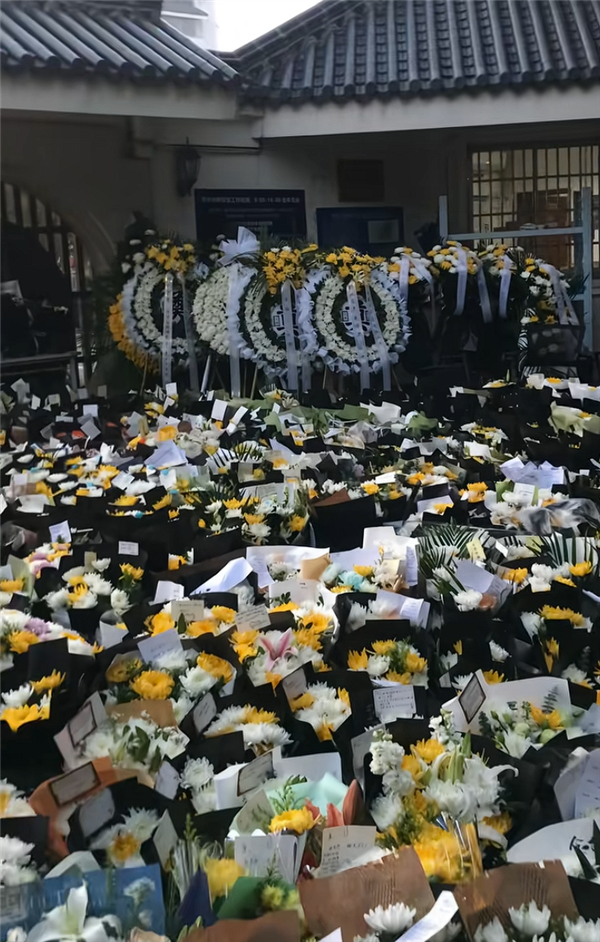 网友凌晨排长队送张雪峰最后一程 苏州市民深情告别