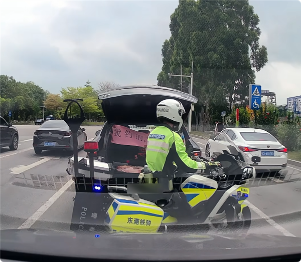 钓鱼佬炫耀车里大鱼被路过骑警撤回 嘚瑟瞬间破灭