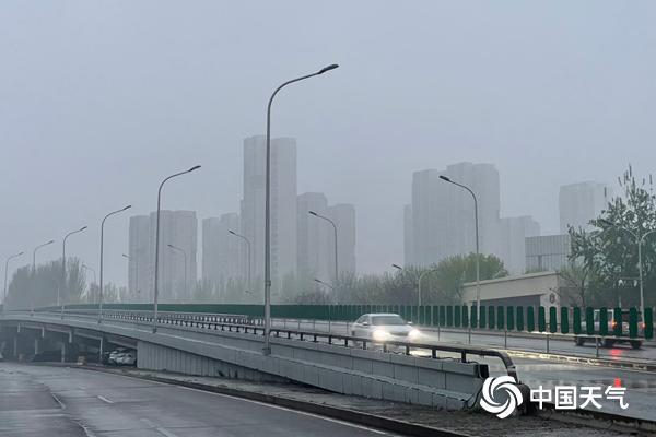 北京4月9日早晨东部地区有小雨,白天阴有分散性小雨,最高气温14℃ 体感湿凉注意保暖
