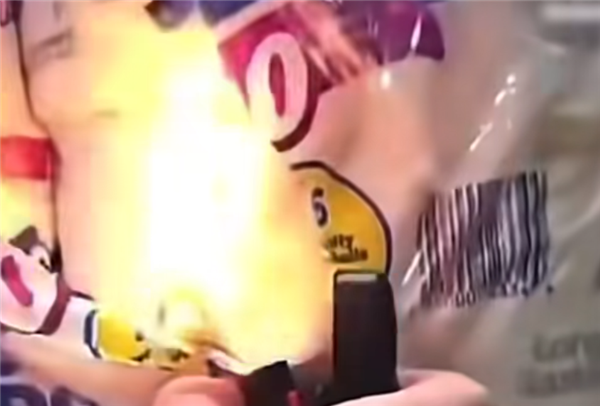 美国男子不满工资焚烧上亿美元仓库