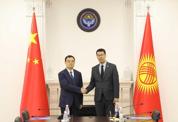 中吉两国外交部举行磋商