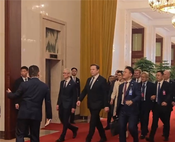 马斯克360度转圈拍摄人民大会堂！黄仁勋：这会是一次非常成功的会晤 商界领袖积极回应会谈成果