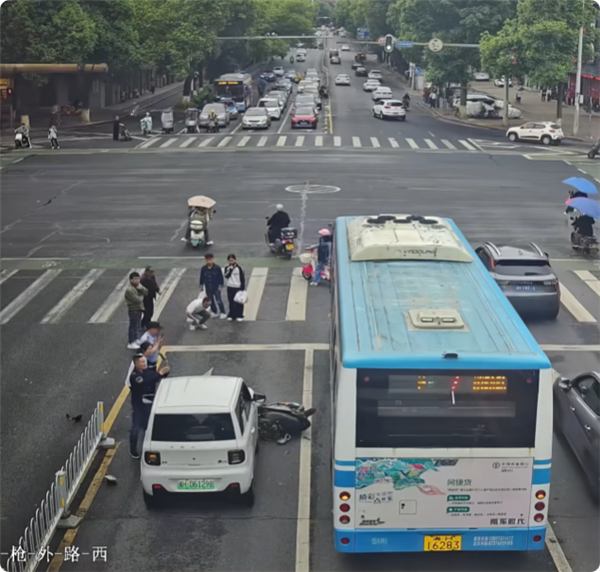 小车等红灯被“无人驾驶”摩托车撞击 意外油门引发热议
