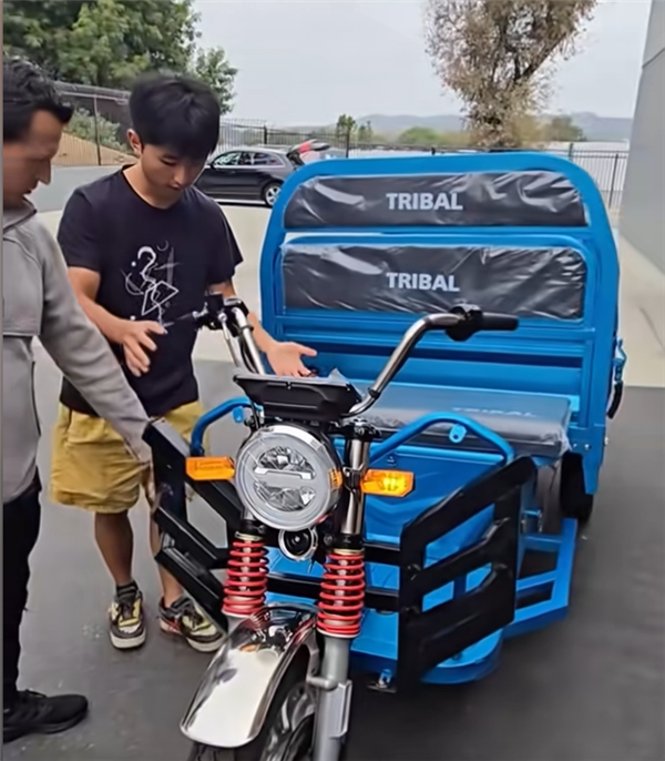西班牙街头现中国产三蹦子