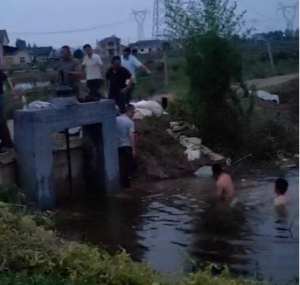 我水性好，我先下！軍人休假遇突發(fā)管涌跳水排查5小時(shí)