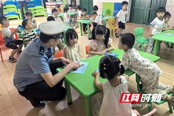 交警給小朋友送六一禮物 安全知識(shí)伴成長(zhǎng)