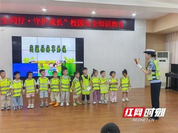 交警给小朋友送六一礼物 安全知识伴成长