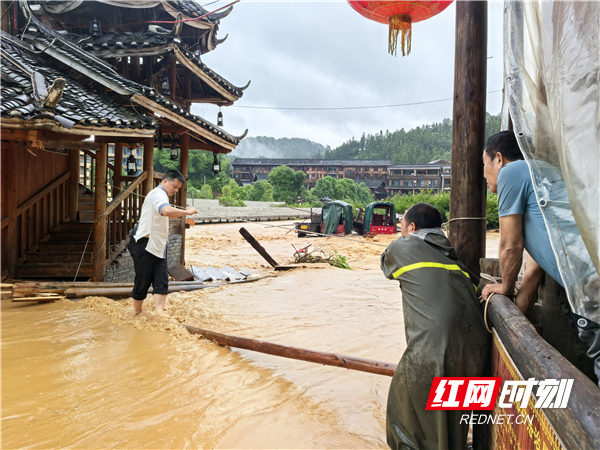 暴雨致村庄内涝 当地连夜转移群众 水利部门全力应对