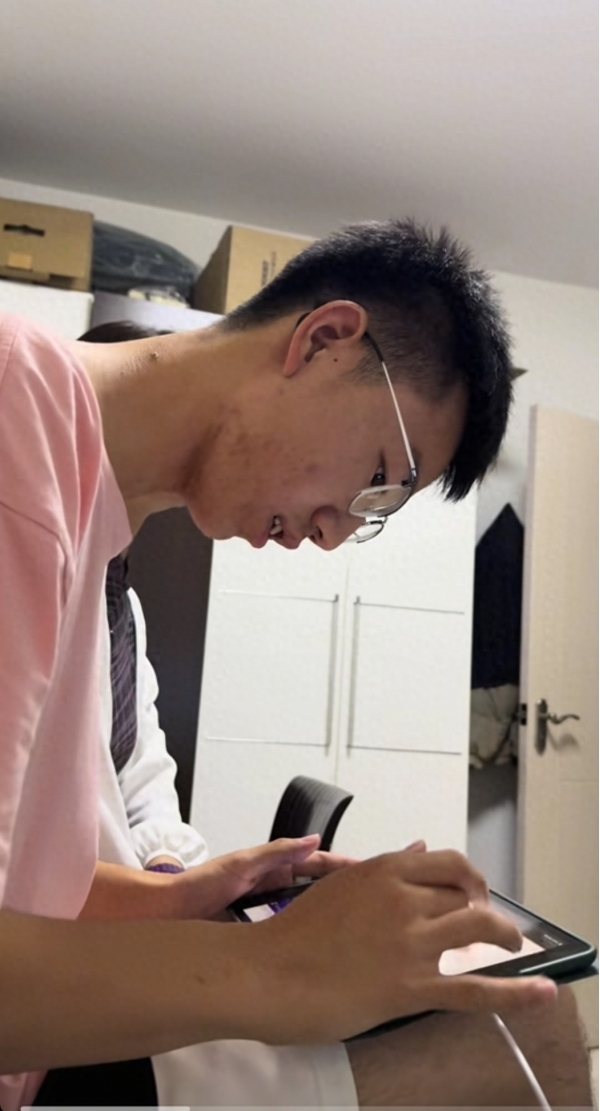 男生高考查分紧张到手抖 654的分数一出全家都蹦了起来