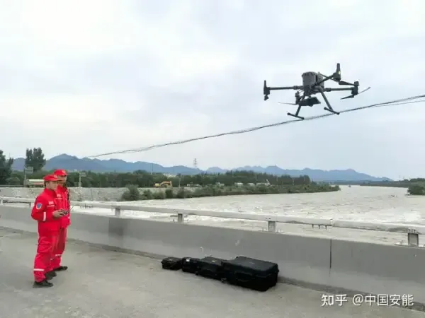 当救援航母驶入洪水校园 被困学生瞬间沸腾