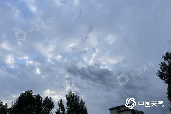 今夜北京有分散性降雨，明天南部有小阵雨