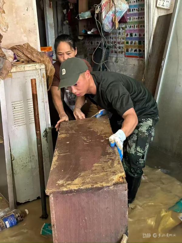探亲路上的武警战士逆行救灾 逆流而上的勇士