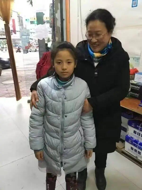 女孩失去亲人被老师抚养考上师范 从床头的菜刀到未来的讲台