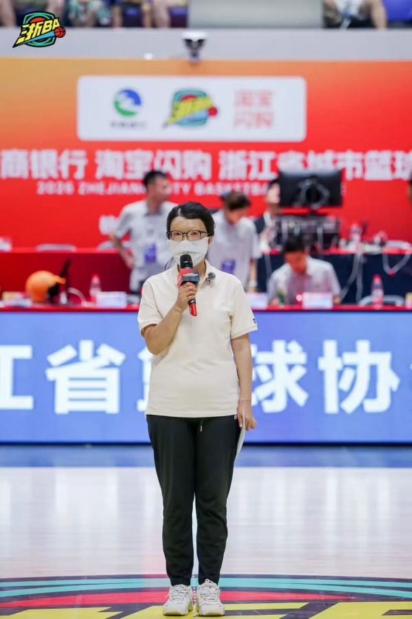 带着8岁儿子摆摊收废品的烧伤妈妈重新拿起话筒与热爱重逢