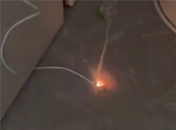 充电器长期插着不拔引发自燃