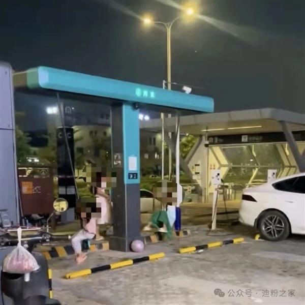 多名小孩用充电枪荡秋千 客服回应