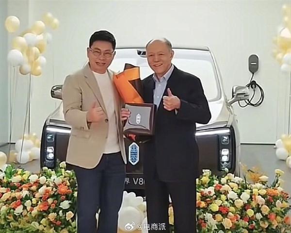 余承东向霍震寰交付尊界V800 豪车获顶级豪门认可