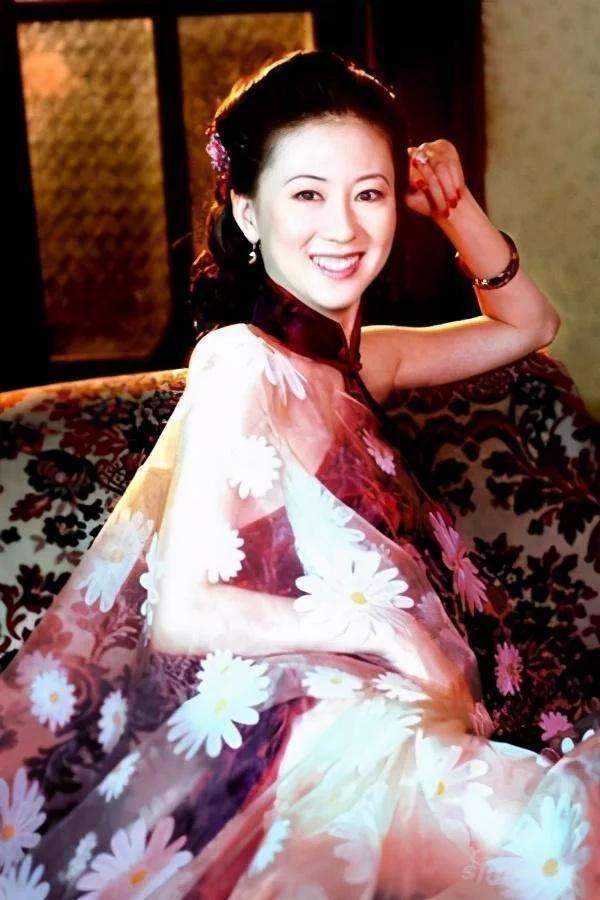 摄影师为女星拍裸体照用800盒胶卷 常在大自然中拍摄