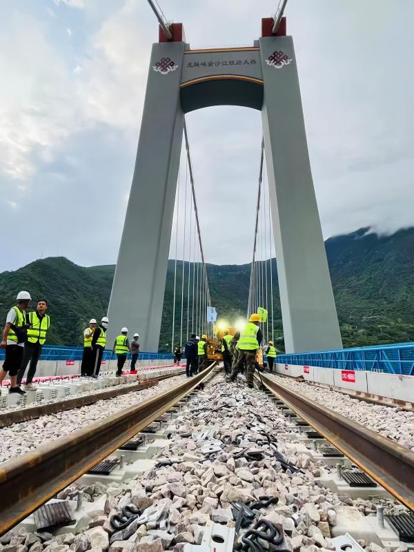 丽香铁路铺轨至迪庆_建藏援藏频道_中华网