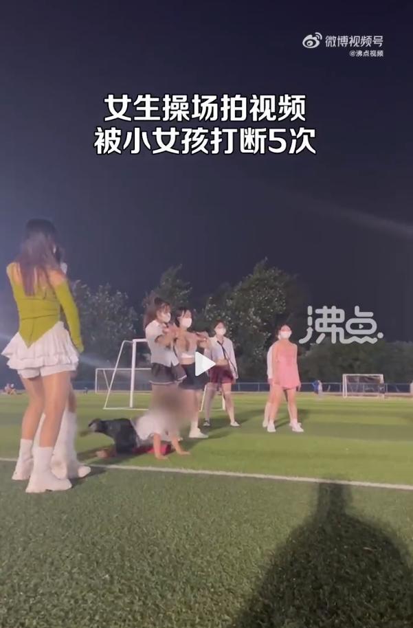 女生拍视频被小女孩打断5次 网友：小女孩这是想占c位
