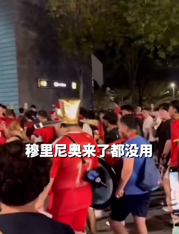 国足被新加坡逼平 球迷高喊退钱 ，“退钱哥”赛后话说一半哽咽离场
