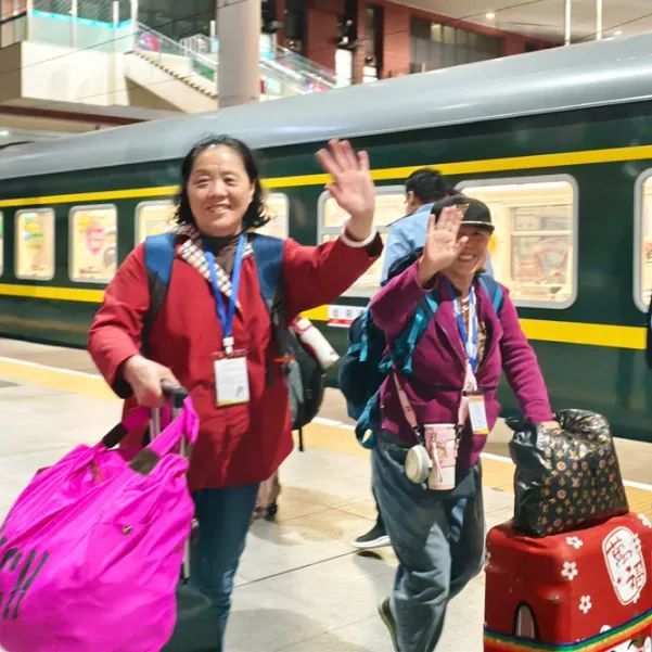 火車上可以吃自助了 銀發(fā)旅游新體驗