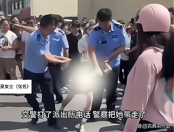 女子違停被貼罰單后爬上警車(chē)引擎蓋 網(wǎng)紅失控全網(wǎng)關(guān)注
