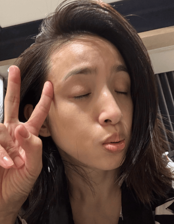 林依晨晒照庆生素颜能打 和女儿同一天生日很幸福