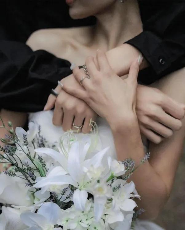 吴艳妮日本同行秀恩爱晒婚戒照 她是现任亚洲一姐网友赞她史上最美 回顾突破一年感恩支持