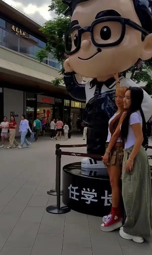 任贤齐演唱会场外抢镜，妻女低调现身，20岁女儿美如姐妹