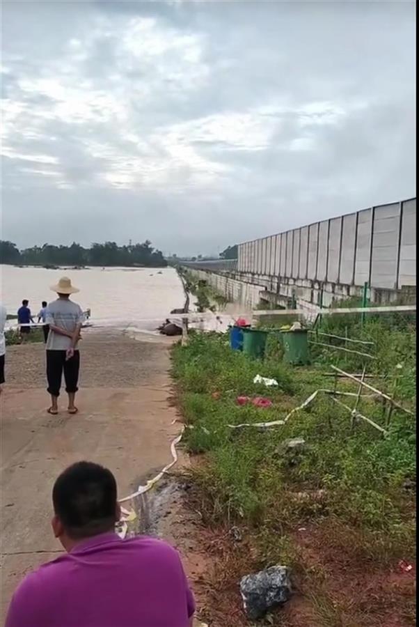 北海一消防员抢险被冲走 当地多个部门正在组织力量搜救失联人员