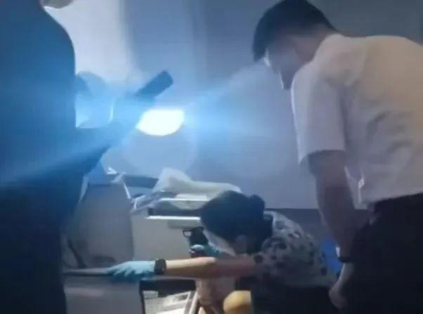 一航班充電寶起火乘客齊滅火 空中緊急處置成功