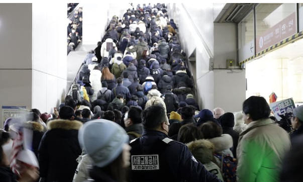 总统官邸附近爆发大规模集会，尹锡悦支持者与反对派互骂，有民众与警方发生冲突被捕 集会人数激增引发对峙