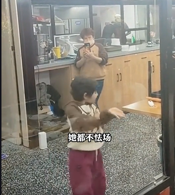 6岁女孩跳新疆舞引顾客称赞