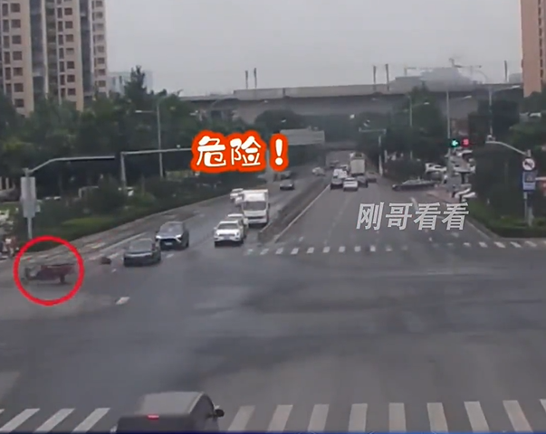 三轮车“鬼探头”被小车撞飞，监控视频曝光