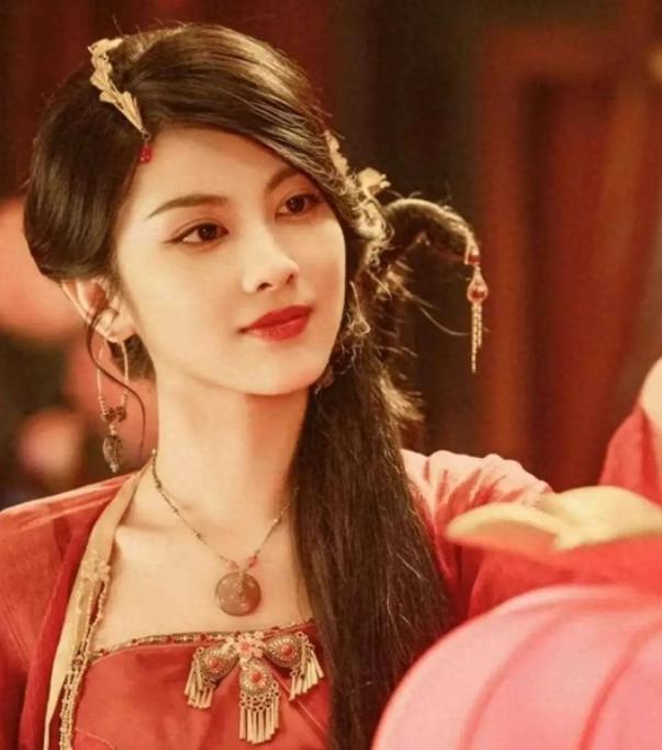 《新还珠格格》中的皇阿玛邱心志,在这部剧中,饰演让沈璃父亲黑化的六